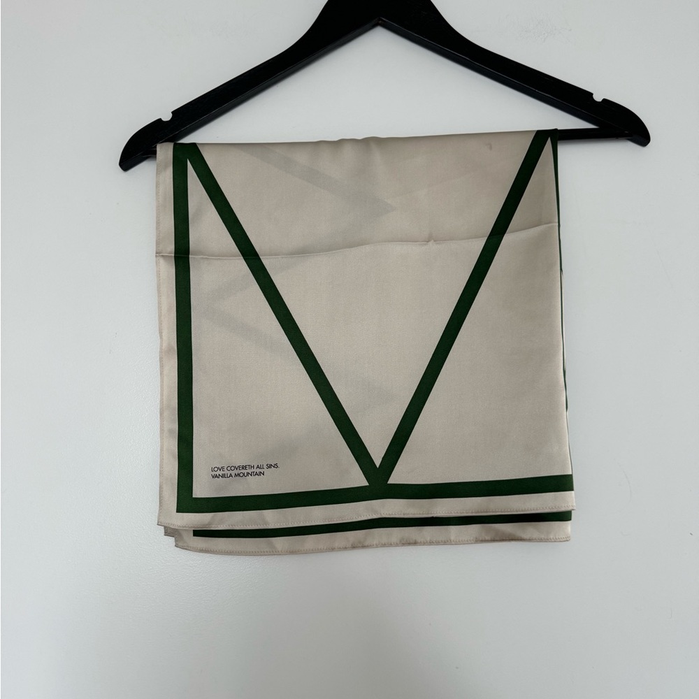 Vanilla Mountain Silk Geometric Print Scarf